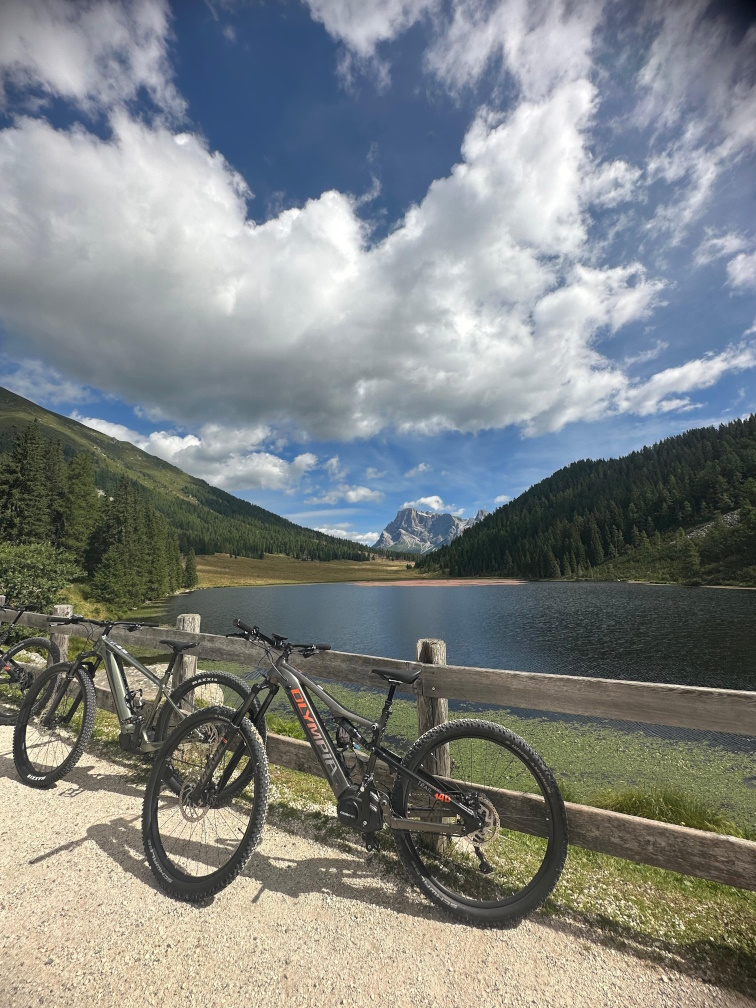 https://www.outdooractive.com/it/route/mountain-bike/san-martino-di-castrozza-primiero-vanoi/anello-panoramico-in-mountain-bike-da-san-martino-di-castrozza-al/291871727/?utm_source=unknown&utm_medium=social&utm_campaign=user-shared-social-content&share=~zym44syz$4ossaowk TMP BIKE RENT Itinerari guidati - Lago di Calaita